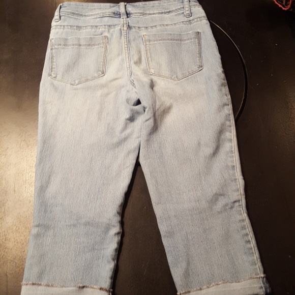 Faded Glory size 6 capris - Picture 3 of 5